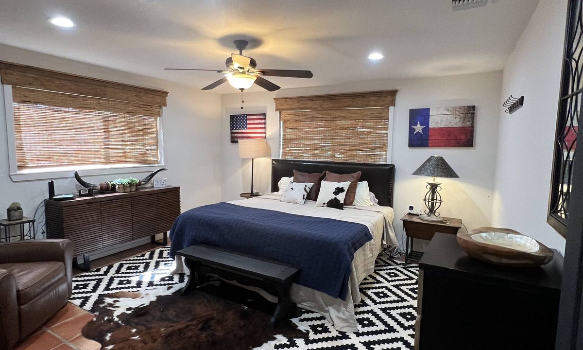Leakey House | Amazing and Relaxing Private Getaway Includes "GAME-ROOM"