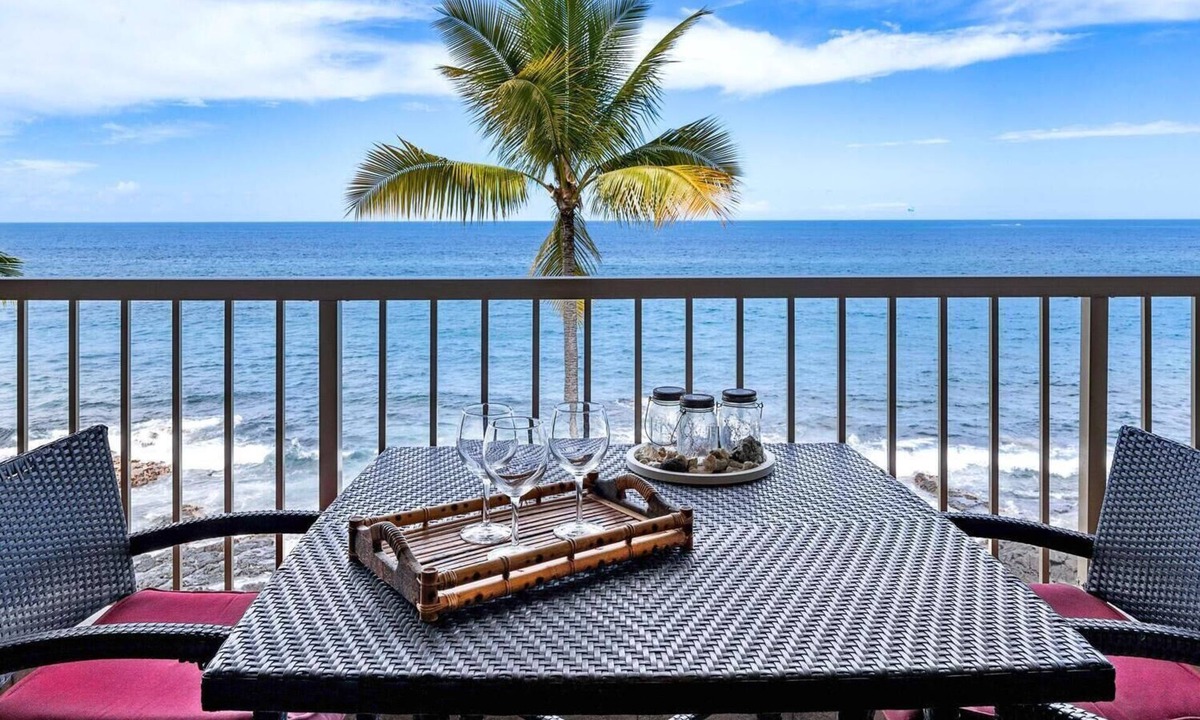 Historic Kailua Village Condo | AMAZING Kona Reef D-36, DIRECT OCEANFRONT-TOP FLOOR PENTHOUSE, AIR CONDITIONING!