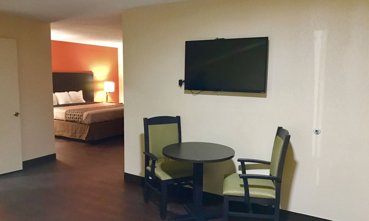 Saks Hotel | American Inn