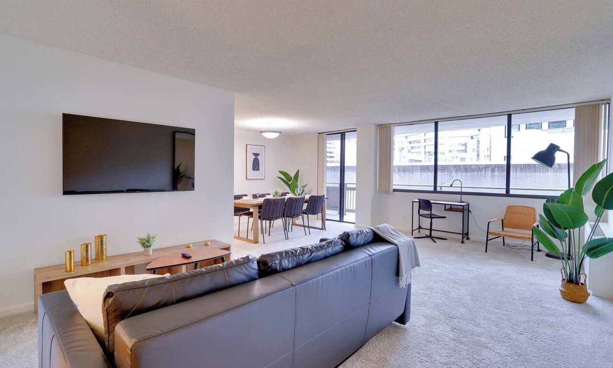 Crystal City Apartment | Apt in Arlington | Pool & Gym | Easy Metro Access