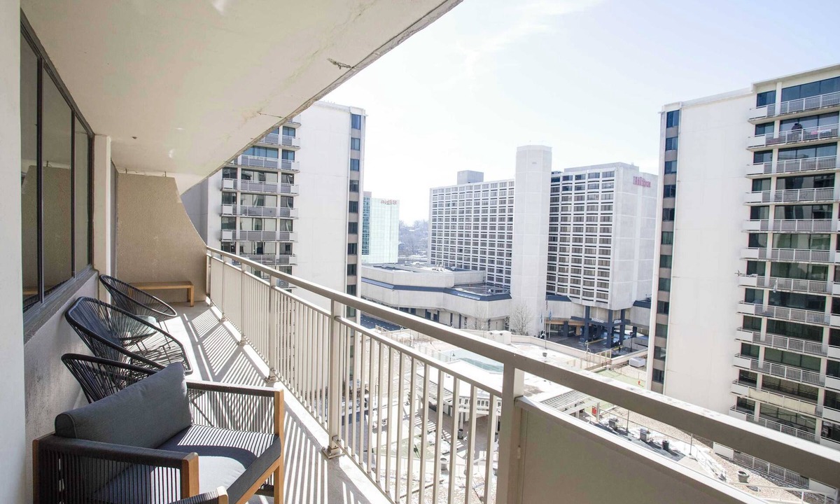 Crystal City Apartment | Apt Steps Away From Crystal City Metro Station