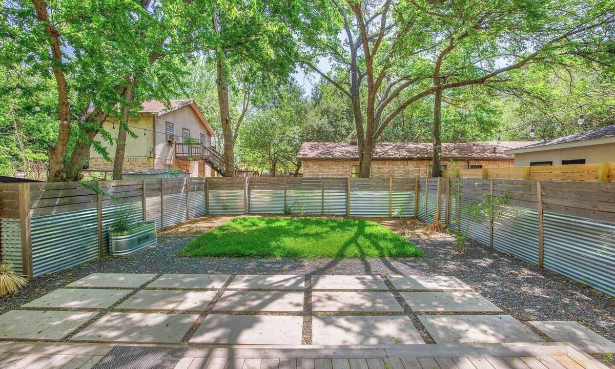 Holly House | Authentic ATX Family Retreat ❤️2 Side-by-Side Homes | Walk to Lake & East 6th St
