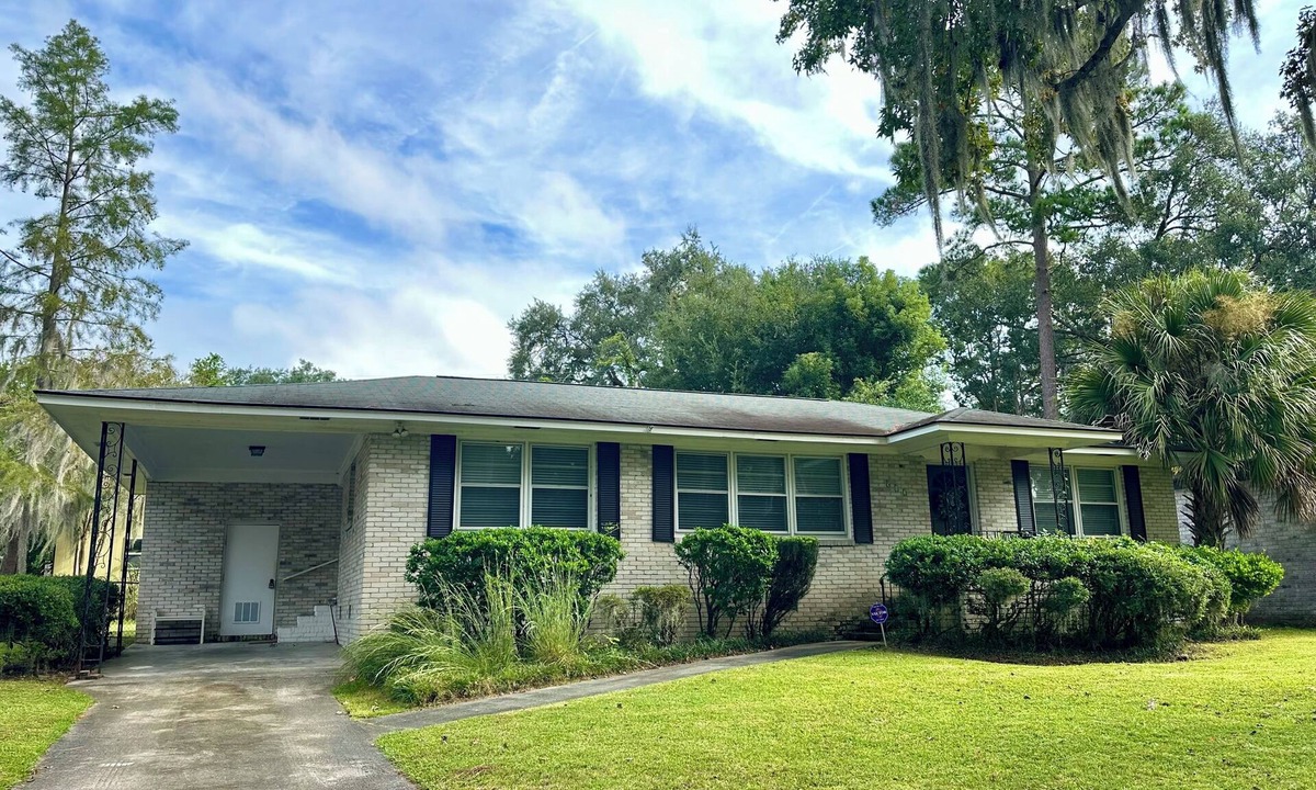 Savannah House | Available July 17! Early St Executive Rental- hospitals,HAAF,10 min to downtown