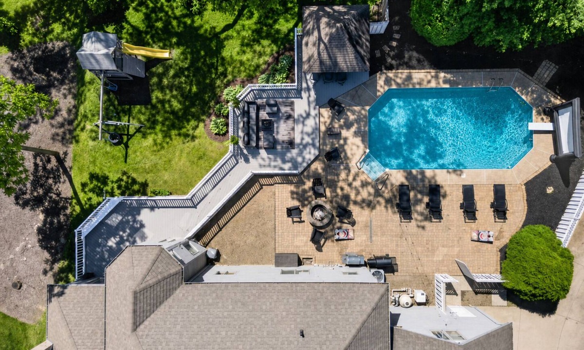 Amherst House | Backyard Resort, Pool, Arcade & Fire Pit