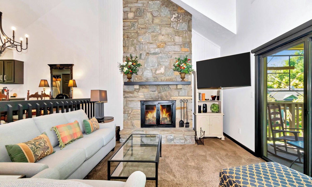 Blowing Rock Condo | Balsam 5 | Fireplace, Restaurant, Pool, Spa