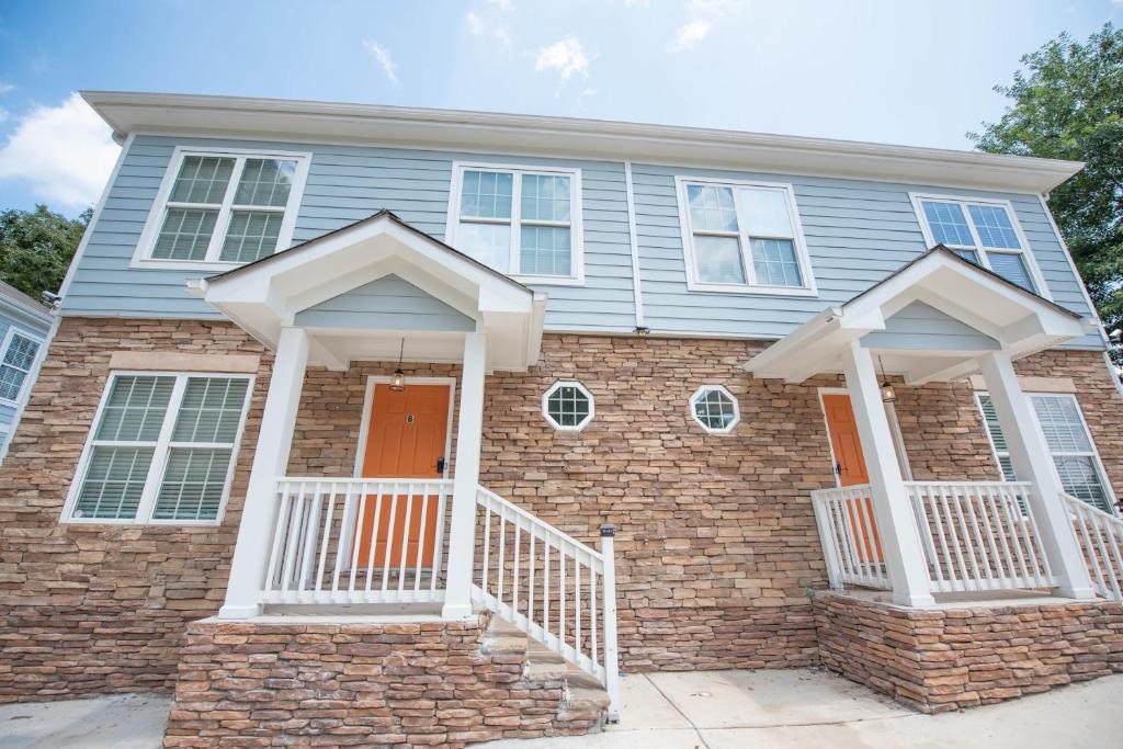 Southwestern Apartment | Basic 4 bedrooms with 6 beds 15 min from downtown sleeps 9 for Work crews and Large groups