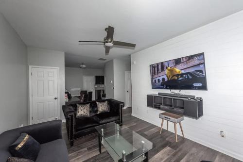 Southwestern House | Basic 4 bedrooms with 7 beds 15 min from downtown sleeps 9 for Work crews and Large groups