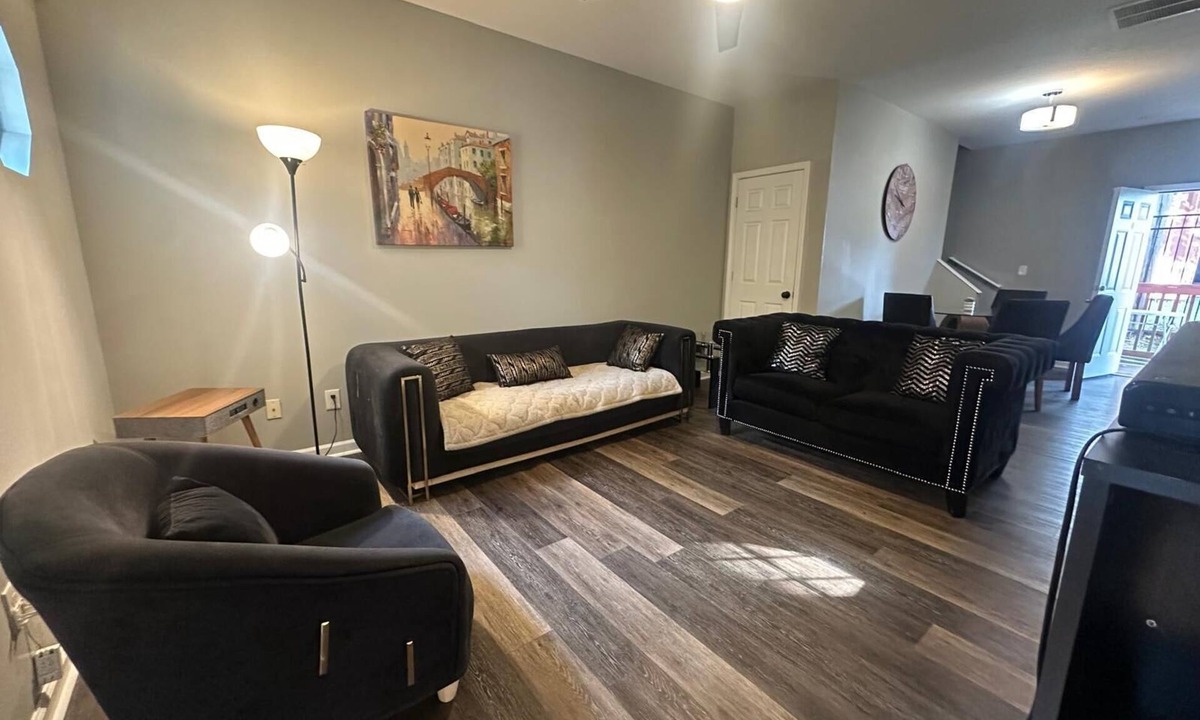 Southwestern Apartment | Basic 4BR 6Beds Home 15 Mins Airport ATL Sleeps 8