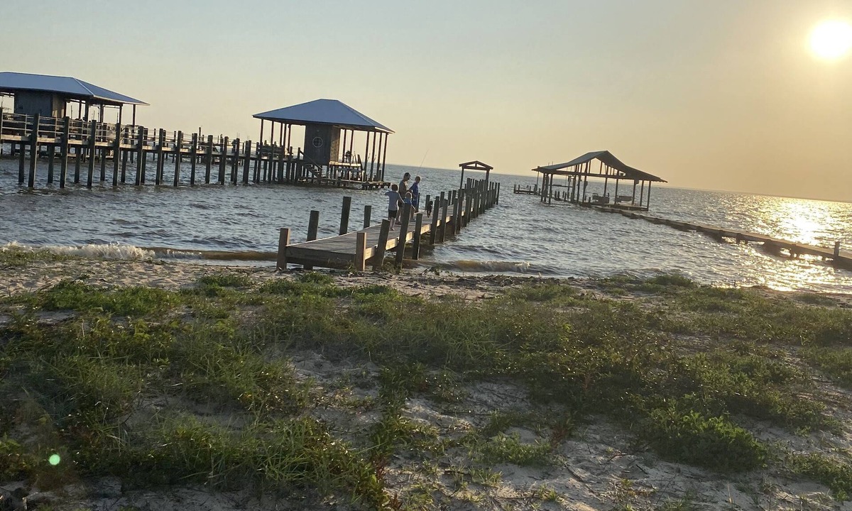 Daphne House | Beach access, in historic Montrose area, directly across from Mobile Bay