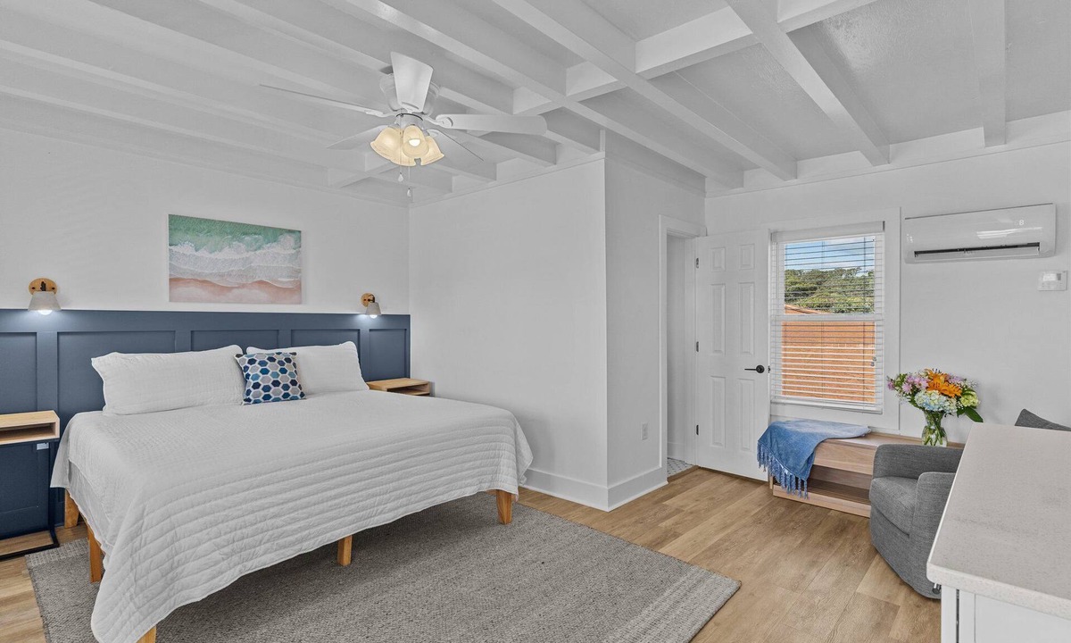 Yaupon Beach Hotel | Beach House OKI - Premium King Room - in hotel on Oak Island, North Carolina