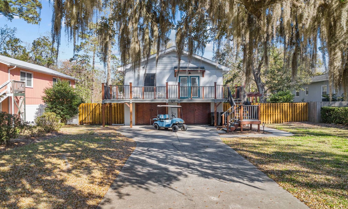 Pawleys Island House | Beach house w/FREE Golf Cart & Fire Pit!