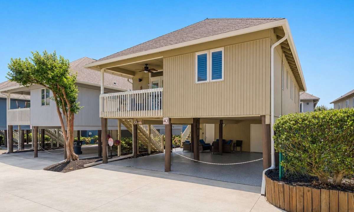 Myrtle Beach Cottage | Beach House | Walk to Beach | Golf Carts OK | Pool