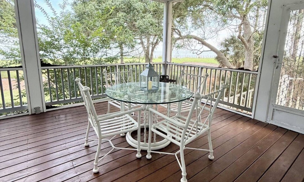 Melrose on the Beach Apartment | Beachfront Spa Suite with Jetted Tub and Steam Shower on Daufuskie Island