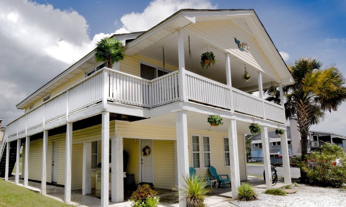 Crescent Beach House | BeachHouse, Walk to Beach, Family-Friendly, Mins. to Attractions Golf Waterparks