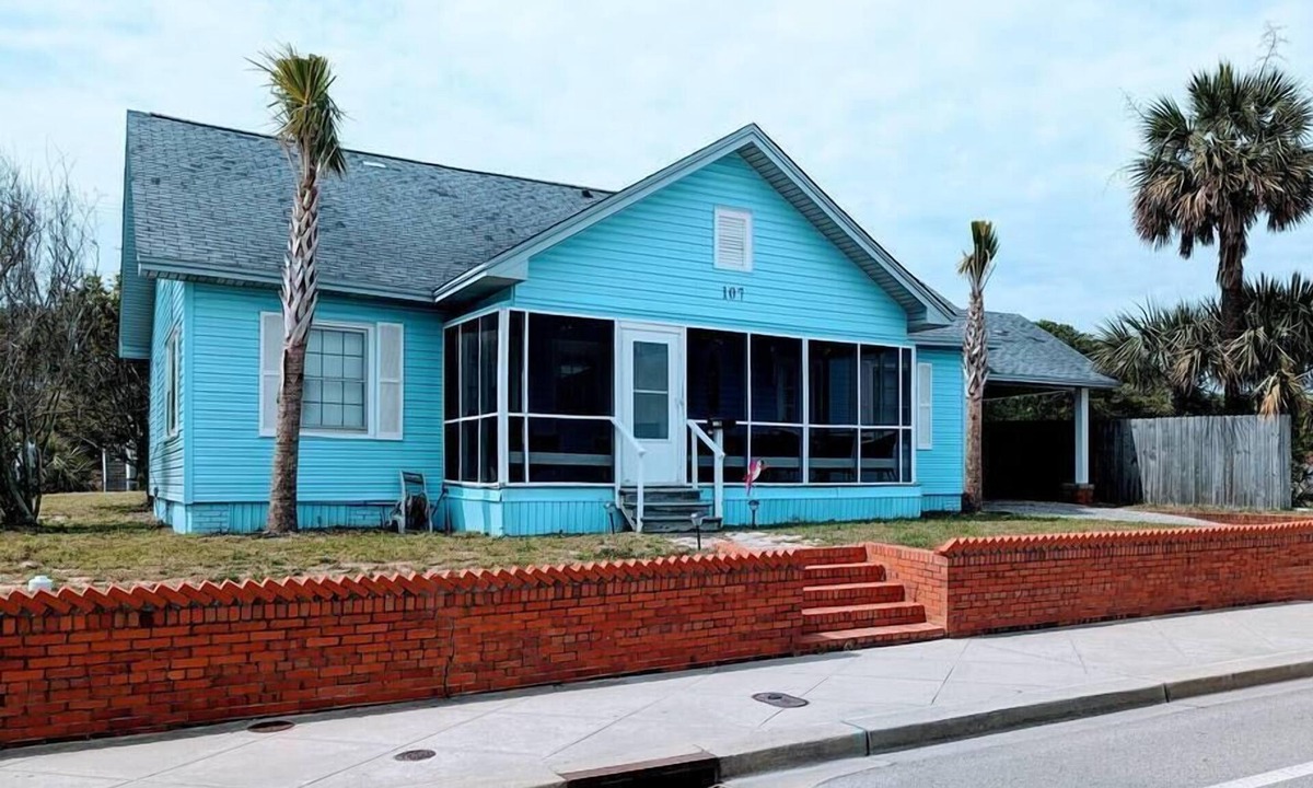 Downtown Myrtle Beach House | Beachside Cottage w/Ocean Views-Trailers Welcome