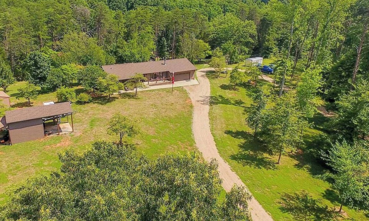 Bumpass House | Bear Tree Waterfront Retreat on Lake Anna - 2 Lvls. w/Sundeck Boathouse Gazebo