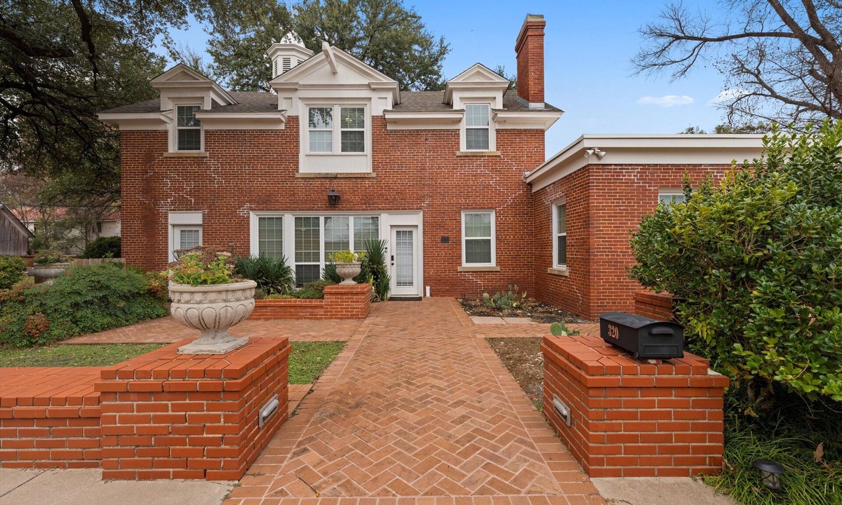 Brazos House | Beautiful 3-bedroom, 3.5 half Historic home in Downtown Waco