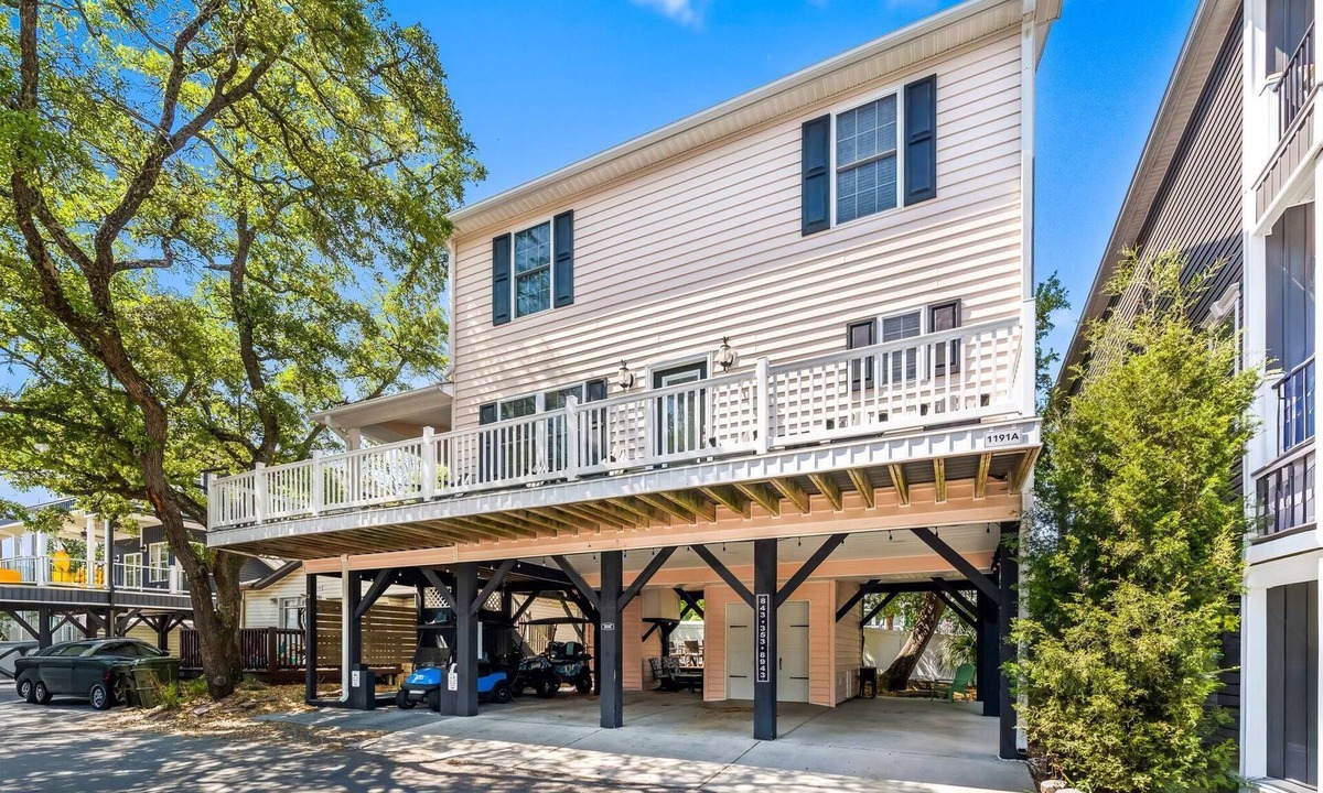 Surfside Beach House | BEAUTIFUL 5 BEDROOM/3 BATHROOM IN AWARDING WINNING OCEAN LAKES !