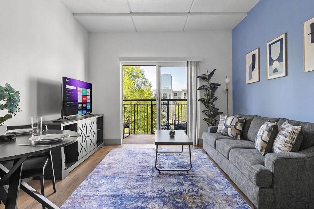 Charlotte Center City Apartment | Beautiful Blue Spacious Free Parking View Gym