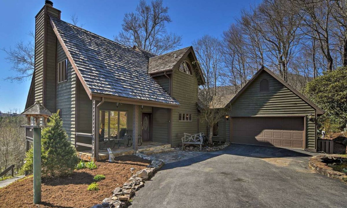 Banner Elk House | Beautiful Cabin - Hot Tub & Mtn views - 2 min to Banner Elk & 10 min to ski!