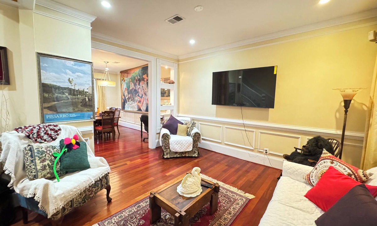 Southeast House | Beautiful Classic House near Metro in DC with 4 Bedrooms