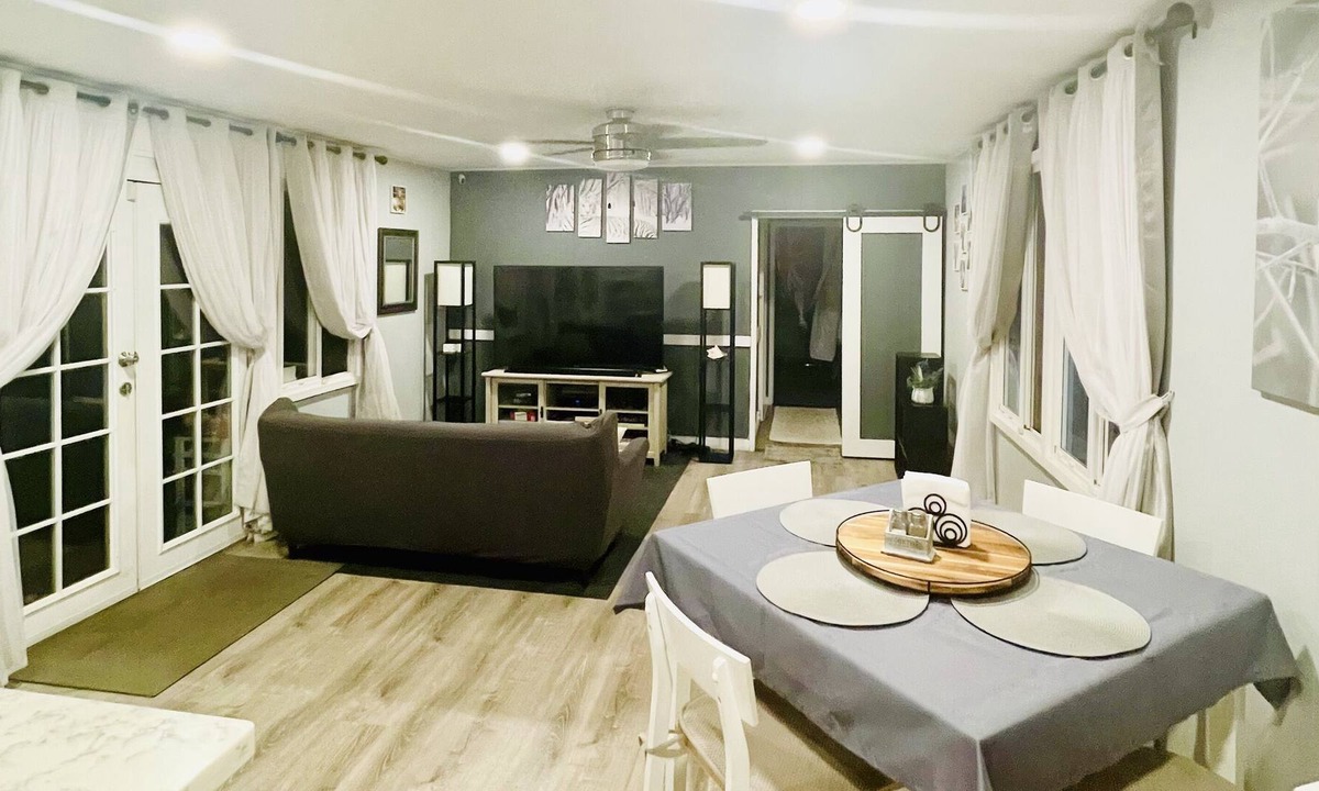 Ka'a'awa House | Beautiful Country Living 3-Bedroom Home with Patio- 30 Day Hawaii Rental