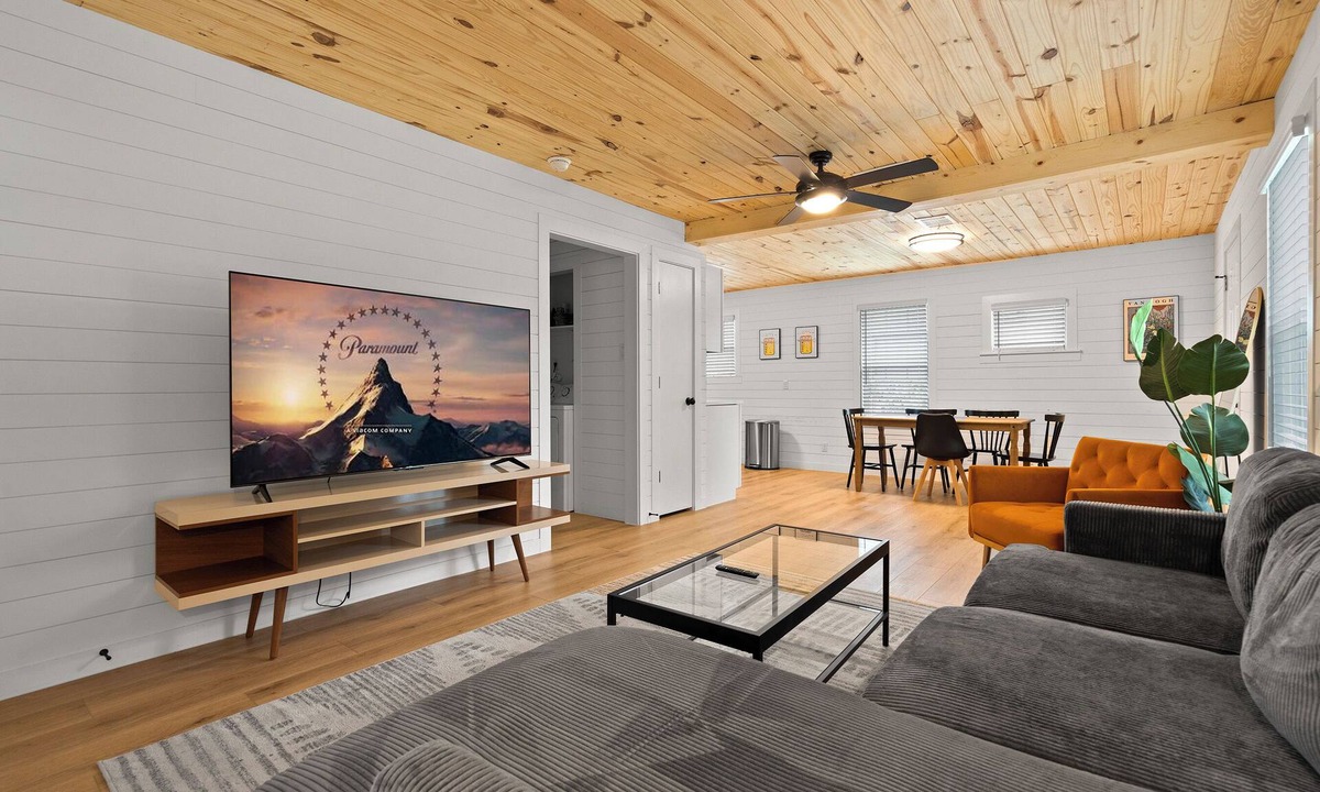 Dawson House | Beautiful Downtown Home! Perfect for Long Stays!