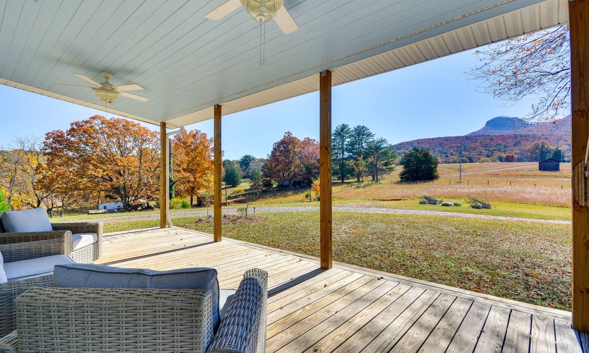 Pilot Mountain House | Beautiful Farmhouse w/Pilot Mtn State Park Views!