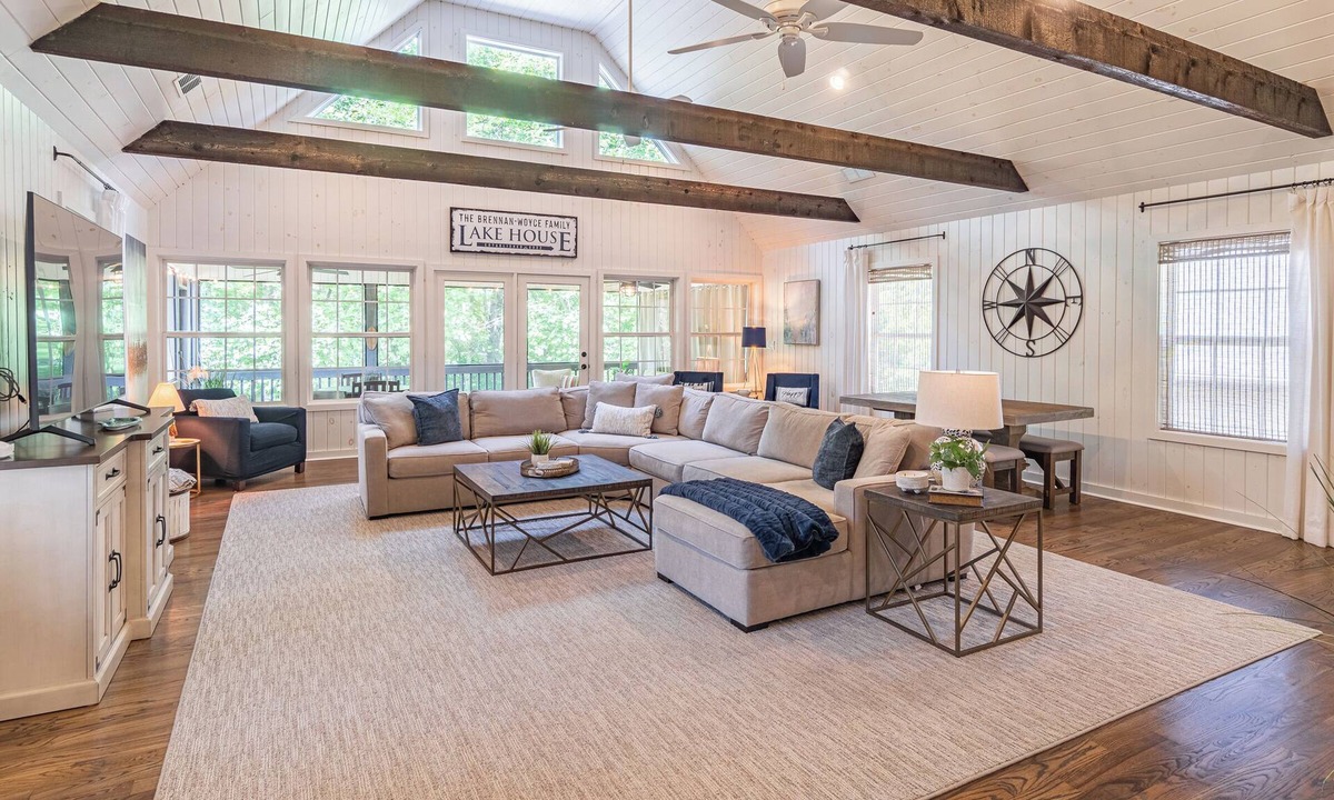 Gainesville House | Beautiful Lake Front Cottage