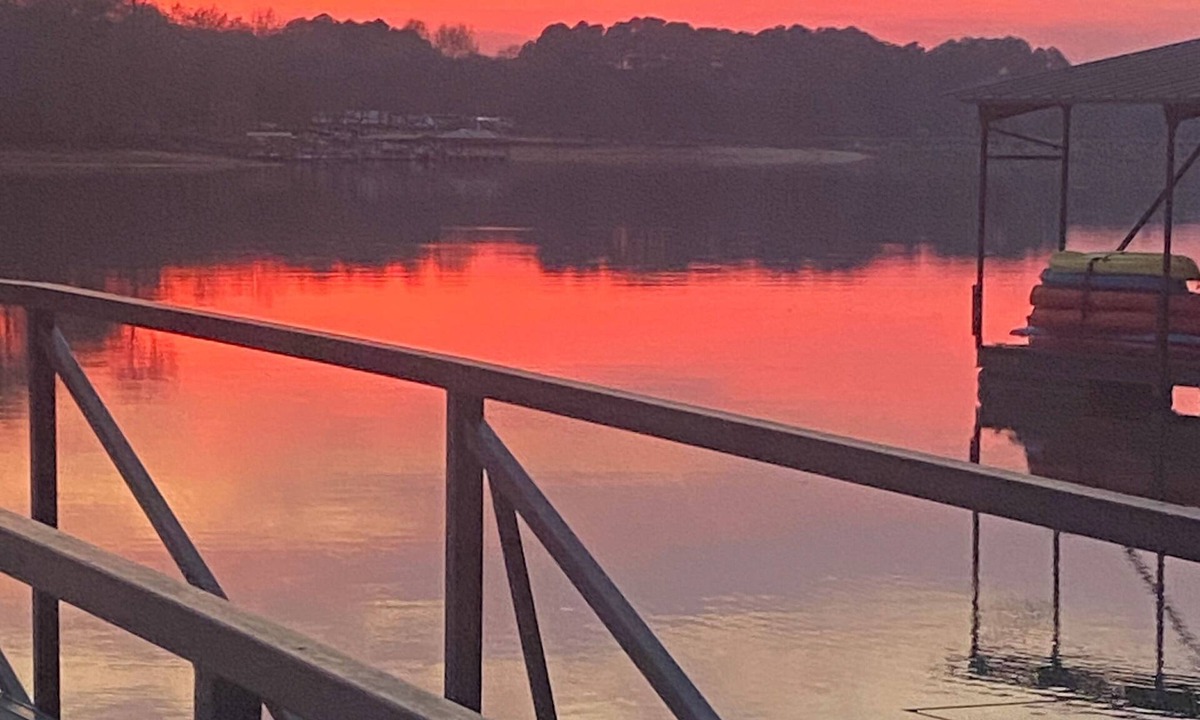Townville House | Beautiful Lakefront 4 bedroom home - Dock -Kayaks -Sunsets - Pet Friendly
