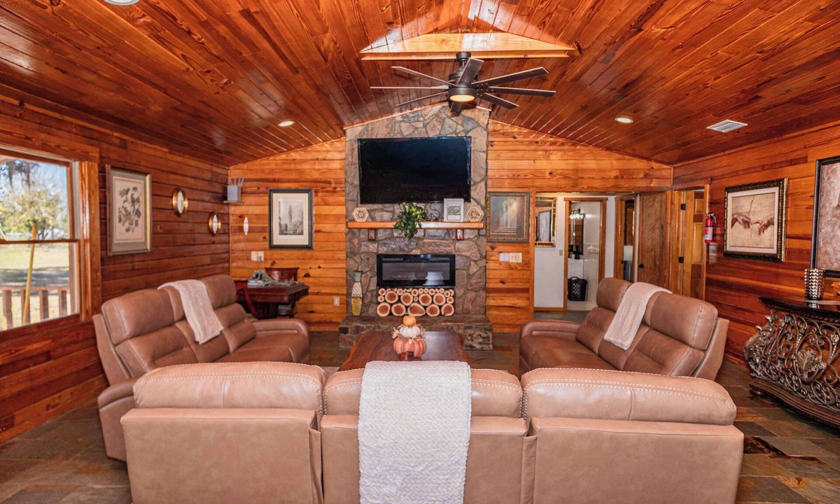 Boys Ranch House | Beautiful Log Home 5mi from Suwanee Music Park!