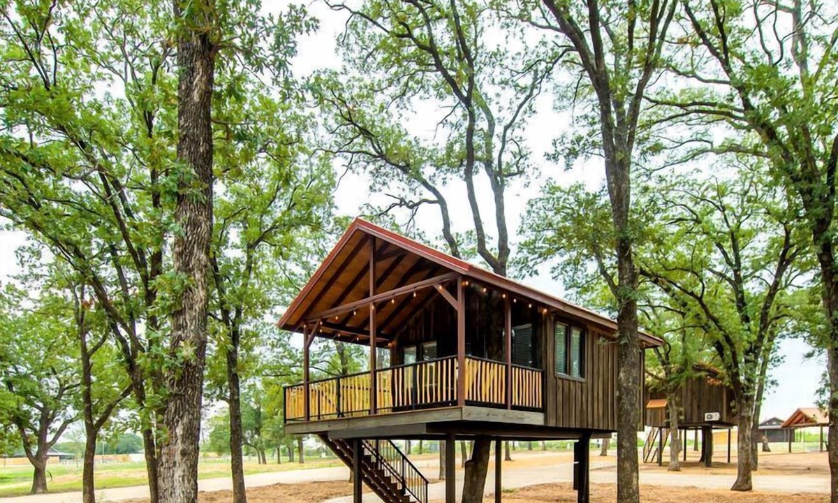 Elm Mott House | Beautiful Treehouse Glamping Site, Near Magnolia, Texas
