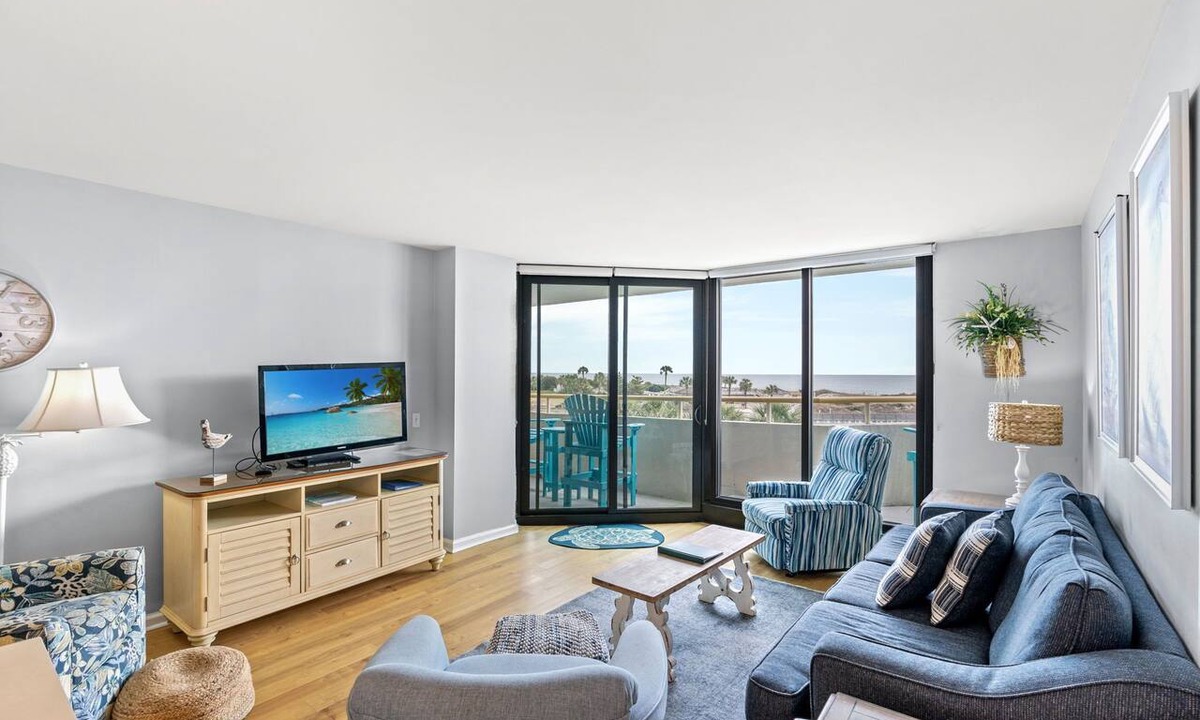 Myrtle Beach Condo | Beautiful, well maintained condo + Free Attraction Tickets!