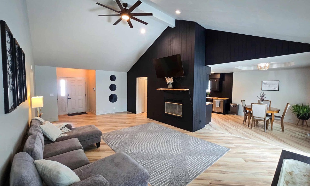 Joplin House | Beautifully updated spacious home in charming Joplin by MSSU