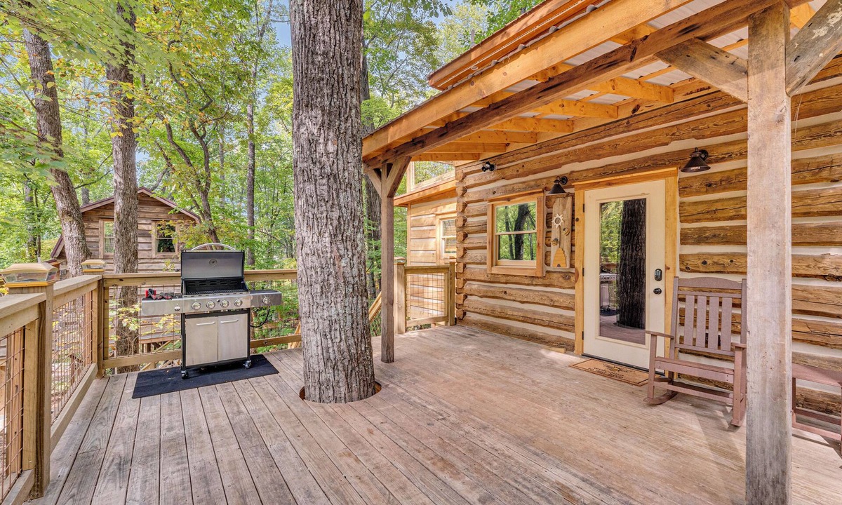 Smoky Mountains Cabin | Beehive Treehouse, Hot Tub, WIFI, Barnwood Builders Homemade History episode!