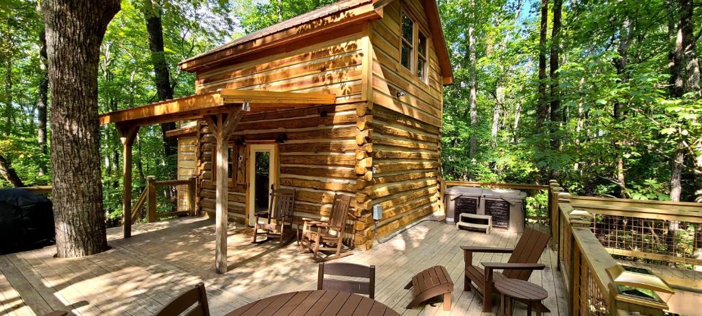 Smoky Mountains Ski Chalet | Beehive Treehouse, Hot Tub, WIFI, Barnwood Builders Homemade History episode!