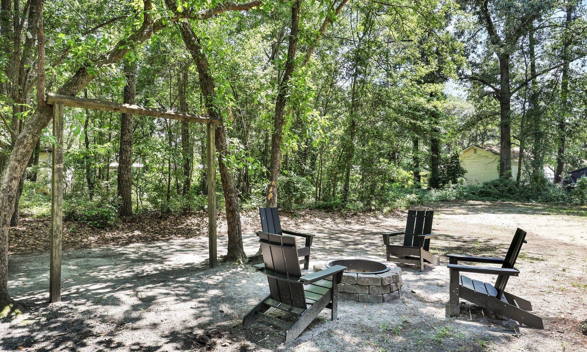 Russellville House | Beloved Bush Bed and Board - Experience Beautiful Lake Moultrie