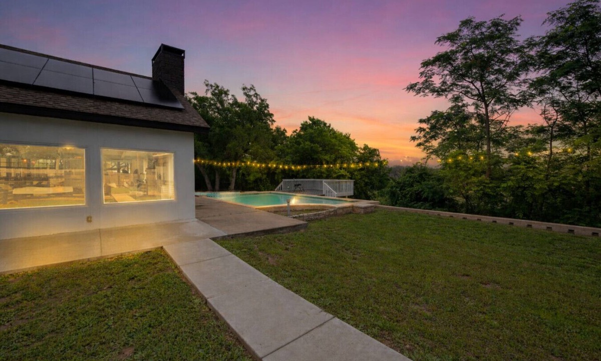 Belton House | Belton Lake House with Pool and Lake Access