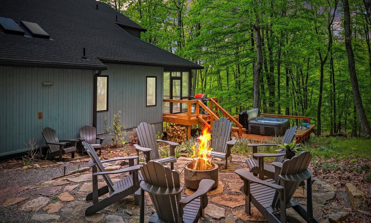 Berkeley Springs House | 🏞️ Berkeley Springs Luxury Cabin ✨ Hot Tub ♨️ Fire Pit 🔥 Pool Table 🎱