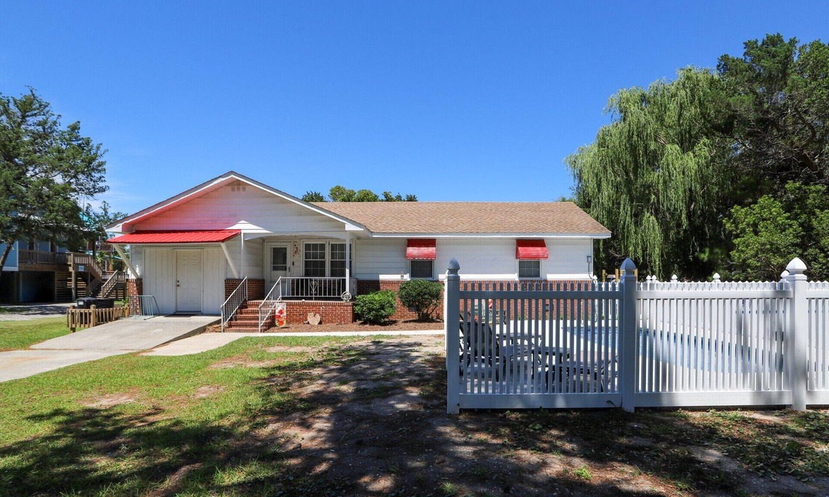 Ocracoke House | Bertha's Cottage: Rec Room l Fenced Yard l Pet Friendly