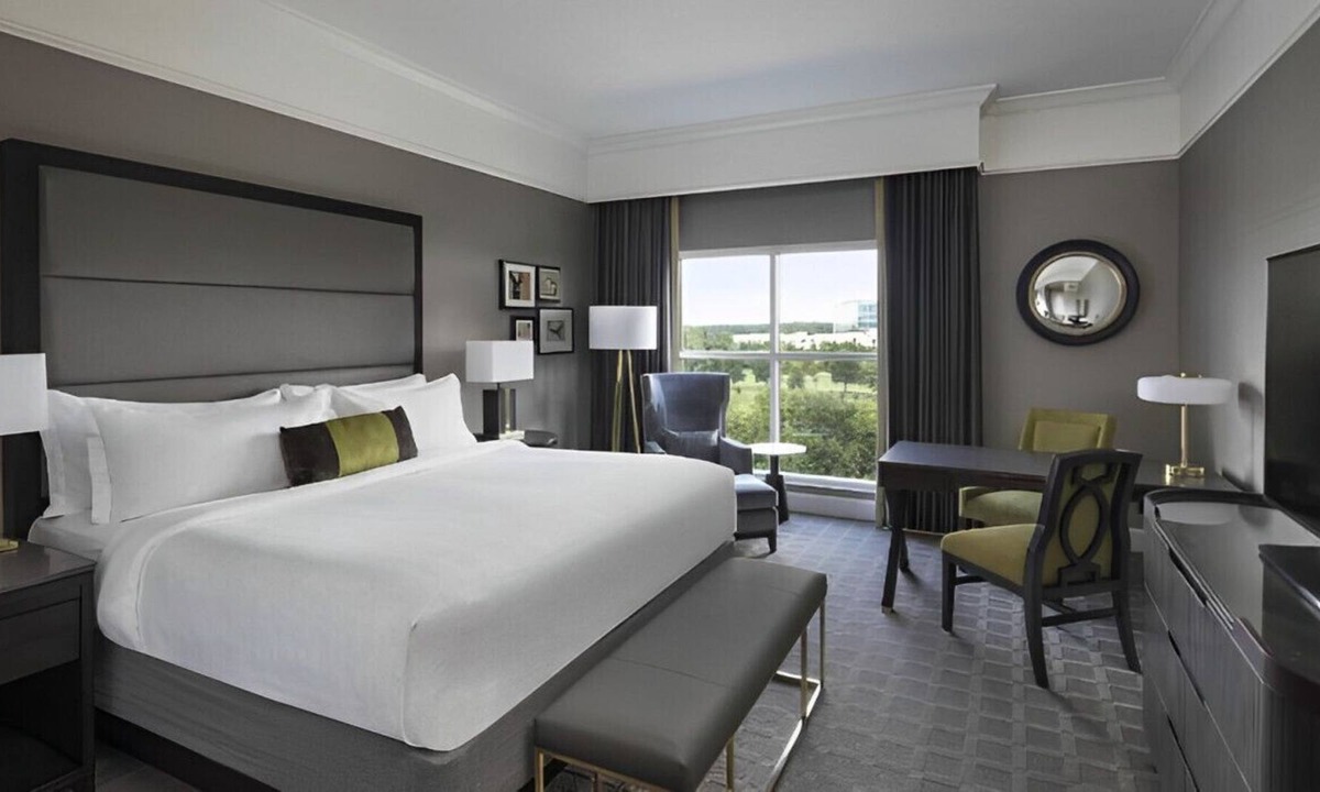 Ballantyne House | Best Room with Park Views! Restaurant & Bar