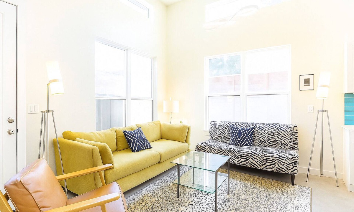 Holly House | Best Walkable East Side DT Modern 5BR Home Stay