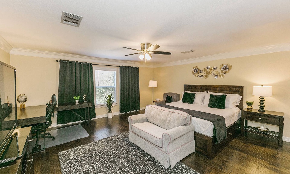 Meadow Lake House | Big and cozy 4 bedrooms with a gorgeous backyard!