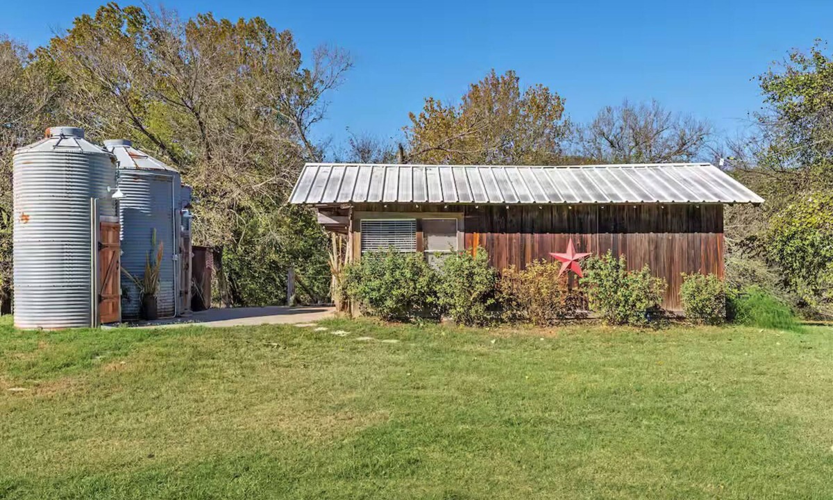 Gholson Cabin | Big Rocks on the Brazos River Retreat