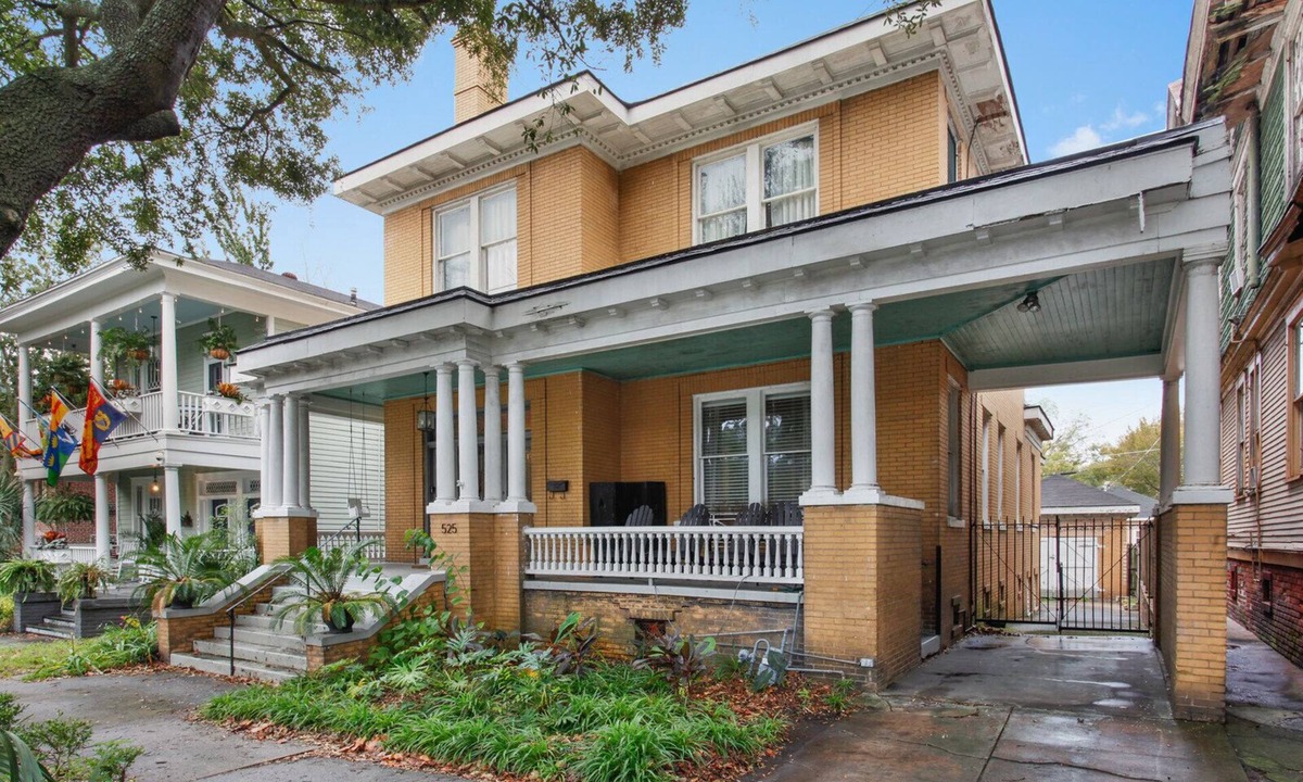 Dixon Park House | Big Yellow Brick House - Victorian District - Sleeps 8