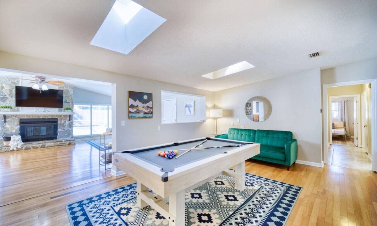 Southside House | ~Billiard Abode Sleeps 12 Heated Pool & Spa~