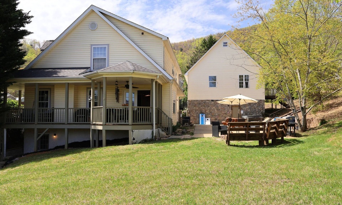 Asheville House | Biltmore Basecamp- 6 Kings! - Hot Tub- 9ft Slate Pool Table! Pac-Man! Huge Patio