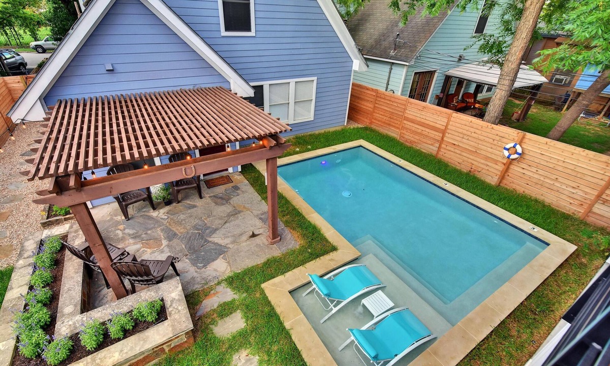 East Cesar Chavez House | Blocks to Convention Center and Rainey with Pool!