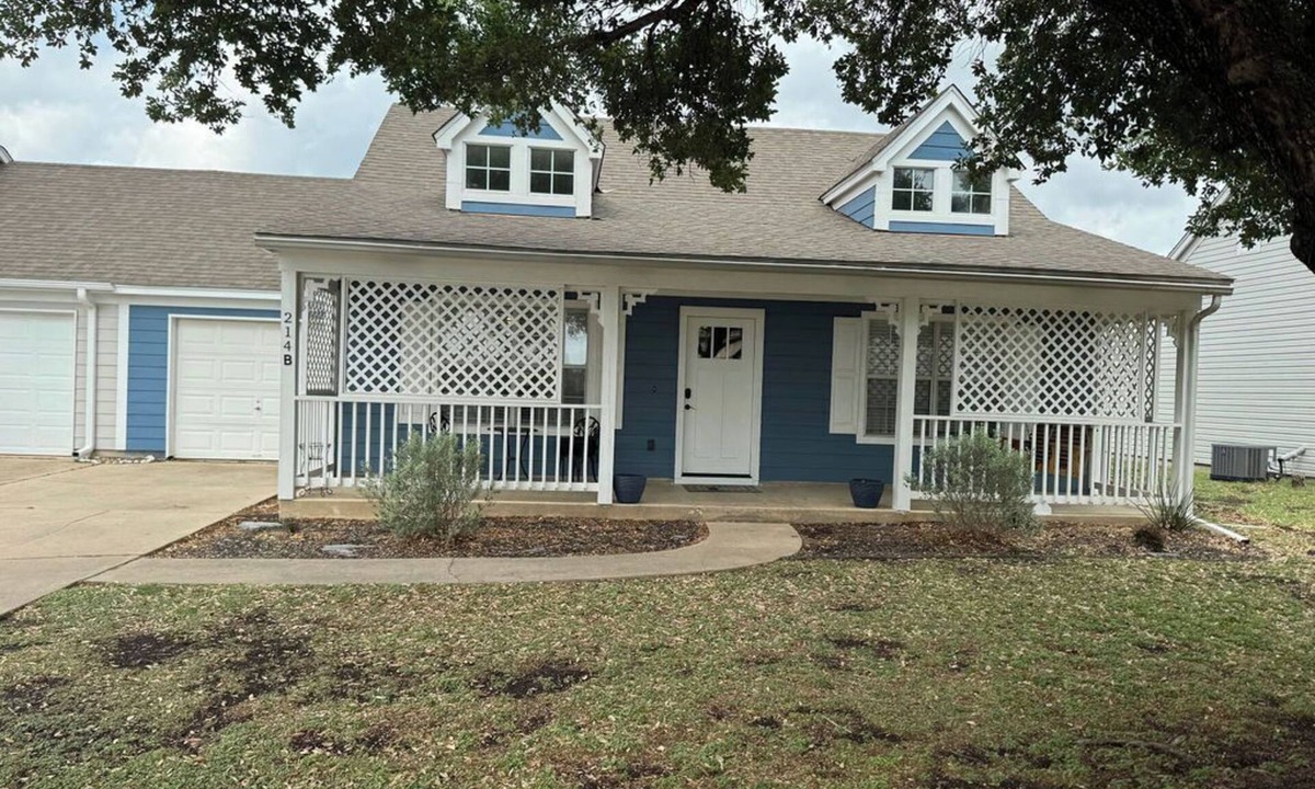 Salado House | Blue Haven at Salado Plaza. Family friendly townhome w/fenced back yard!