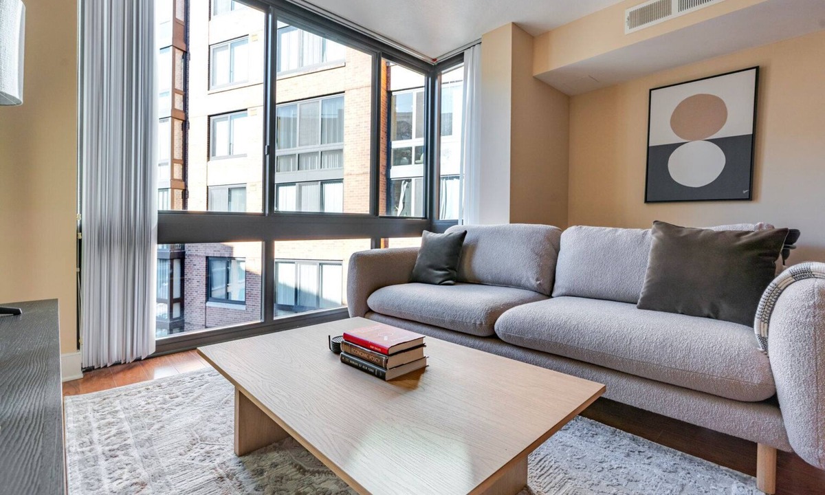 Mount Vernon Triangle Apartment | Blueground | Mount Vernon Triangle, pool, nr National Mall